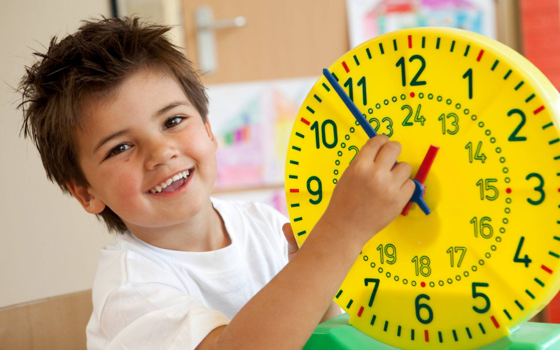 24 часа обучения. Ребенок с часами. Часы для детей. Режим дня для детей. Планирование ребенка.