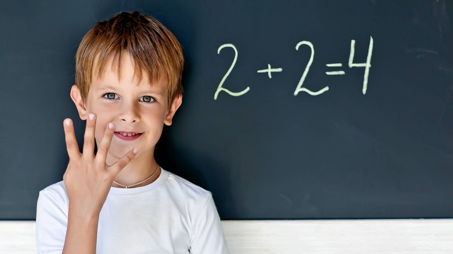 Помочь решить по фотографии. Математика для детей. Школьник математика. Дети на математике. Ребенок решает задачу.